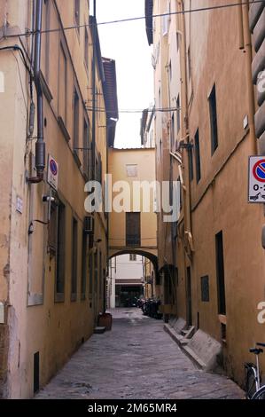 Eine enge Straße in der Stadt Florenz in der Toskana, Italien. Stockfoto