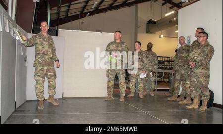 Oberstleutnant Hank Barnes, Befehlshaber der 189. Infanteriebrigade, Division West – First Army (links), 189. Infanteriebrigade, bietet Mitarbeitern, die an der 4. April 2022 in North Fort Hood, Texas, abgehaltenen Command Post Exercise II der 40. Infanteriebehörde beteiligt sind, eine Produktberatung an. „Der Stress des Szenarios stärkt die Kompetenz und das Vertrauen der Soldier in ihre Kampffähigkeit und das Vertrauen in die Führung ihrer Abteilung“, erklärte Barnes später. Stockfoto