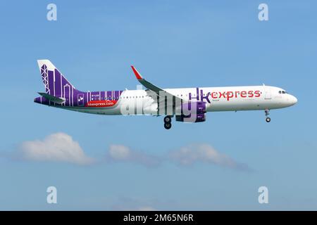 HK Express Airbus A321 Flugzeug fliegt. Flugzeug A321 des Hong Kong Express. Stockfoto