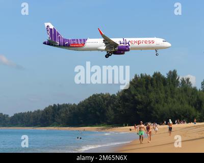 HK Express Airbus A321 Flugzeug über Mai Khao Beach. Flugzeug A321ceo von Hong Kong Express Airways über Phuket Airport Beach. Flugzeug über dem Strand. Stockfoto