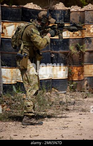 Ein australischer Operator mit 2. Commando Regiment, Special Operations Command nimmt an einem Live-Feuerherd während der Balakitan 22 in El Nido, Palawan, Philippinen, 30. März 2022 Teil. Balikatan ist eine jährliche Übung zwischen den Streitkräften der Philippinen und dem US-Militär, die darauf ausgerichtet ist, bilaterale Interoperabilität, Fähigkeiten, Vertrauen und Zusammenarbeit zu stärken, die über Jahrzehnte gemeinsamer Erfahrungen aufgebaut wurde. Balikatan, Tagalog für ‘„Schulter an Schulter“, ist eine seit langem bestehende bilaterale Übung zwischen den Philippinen und den Vereinigten Staaten, die die tief verwurzelte Partnerschaft zwischen beiden Ländern unterstreicht Stockfoto