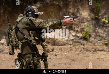 Ein australischer Operator mit 2. Commando Regiment, Special Operations Command nimmt an einem Live-Feuerherd während der Balakitan 22 in El Nido, Palawan, Philippinen, 30. März 2022 Teil. Balikatan ist eine jährliche Übung zwischen den Streitkräften der Philippinen und dem US-Militär, die darauf ausgerichtet ist, bilaterale Interoperabilität, Fähigkeiten, Vertrauen und Zusammenarbeit zu stärken, die über Jahrzehnte gemeinsamer Erfahrungen aufgebaut wurde. Balikatan, Tagalog für ‘„Schulter an Schulter“, ist eine seit langem bestehende bilaterale Übung zwischen den Philippinen und den Vereinigten Staaten, die die tief verwurzelte Partnerschaft zwischen beiden Ländern unterstreicht Stockfoto