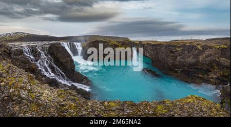 Malerischer Wasserfall Sigoldufoss Herbstansicht. Die Jahreszeit ändert sich im südlichen Hochland Islands. Stockfoto