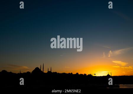 Die Skyline von Istanbul bei Sonnenuntergang. Suleymaniye Moschee und Fatih Moschee Silhouette. Islamisches oder ramadan-Hintergrundbild. Stockfoto