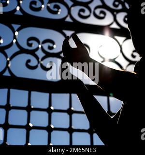 Islamisches Konzeptfoto im quadratischen Format. Silhouette eines muslimischen Mannes beim Beten. Hintergrundbild aus Ramadan oder islamic. Stockfoto