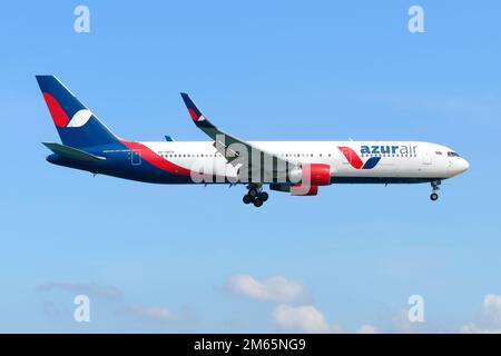 Azur Air Boeing 767 fliegt. AzurAir ist eine Fluggesellschaft des Flugzeugs Operation Boeing 767-300ER in Russland. Flugzeug registriert als RA-73079. Stockfoto