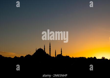 Blick auf die Moschee. Silhouette der Suleymaniye-Moschee bei Sonnenuntergang. Islamisches oder ramadan-Hintergrundbild. Stockfoto