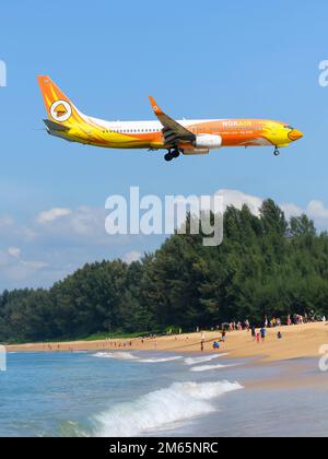 NOK Air Boeing 737-Flugzeuge fliegen über Mai Khao Beach, bevor sie am Flughafen Phuket landen. Flugzeug 737-800 von NokAir Thailand (NOK Air Thailand). Stockfoto