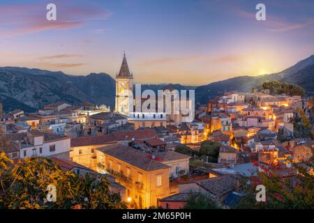 Novara di Sicilia, italienisches Dorf auf der Insel Sizilien bei Sonnenaufgang. Stockfoto