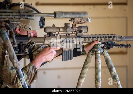 EIN US-AMERIKANISCHER Army Soldier von der 10. Mountain Division nimmt am International Sniper Competition 2022 am 4. April 2022 in Fort Benning, G.A. Teil Sie wurden nicht nur an ihren Gewehren und Pistolen sowohl an stationären als auch beweglichen Zielen getestet, sondern mussten auch ihre Fähigkeit unter Beweis stellen, Informationen unter Stress zu halten und als Team zu kommunizieren. Stockfoto