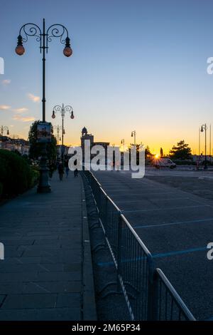 Atemberaubender Sonnenuntergang in den Straßen von Triest. Stockfoto