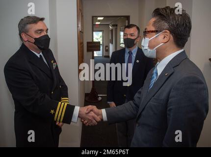 Cmdr. Douglas Kennedy, Chief Staff Officer von Commander, Fleet Activities Sasebo (CFAS) schüttelt sich bei einem Einführungsgespräch mit Oishi auf der CFAS am 5. April 2022 die Hand mit Nagasaki Governor Kengo Oishi. Seit mehr als 75 Jahren stellt die CFAS Basiseinrichtungen und -Dienste bereit, wartet und betreibt diese, um die US- und alliierten Streitkräfte zu unterstützen und gleichzeitig ihre Familien und die Gemeinschaft optimal zu unterstützen. Stockfoto