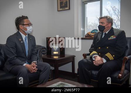 Cmdr. Douglas Kennedy, Chief Staff Officer von Commander, Fleet Activities Sasebo (CFAS), spricht mit Nagasaki-Gouverneur Kengo Oishi während eines Einführungsgesprächs mit Oishi auf der CFAS am 5. April 2022. Seit mehr als 75 Jahren stellt die CFAS Basiseinrichtungen und -Dienste bereit, wartet und betreibt diese, um die US- und alliierten Streitkräfte zu unterstützen und gleichzeitig ihre Familien und die Gemeinschaft optimal zu unterstützen. Stockfoto