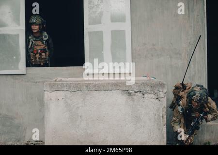 Ein philippinischer Soldat, der Kompanie B, 92. Infanterie-Bataillon, 1. Brigade-Kampfteam, sieht als US-Einheit aus Army Pacific Soldier, dem 2. Bataillon, dem 27. Infanterie-Regiment, dem 3. Brigaden-Kampfteam 25. Infanterie-Division zugeteilt, geht in seine nächste Verteidigungsposition während eines simulierten Überfalls auf einer Militäroperation im städtischen Gelände gegen US- und philippinische Streitkräfte als Teil der Übung Balikatan in Fort Magsaysay. Nueva Ecija, Philippinen, 5. April 2022. Balikatan ist eine jährliche Übung zwischen den Streitkräften der Philippinen und dem US-Militär zur Stärkung der bilateralen Beziehungen Stockfoto