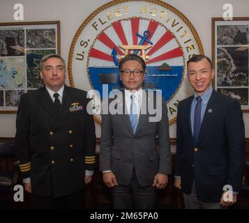 Cmdr. Douglas Kennedy, Chief Staff Officer of Commander, Fleet Activities Sasebo (CFAS), Nagasaki Governor Kengo Oishi und Aki Nichols, Public Affairs Officer der CFAS, posieren bei einem Einführungsgespräch mit Oishi auf der CFAS am 5. April 2022 für ein Foto. Seit mehr als 75 Jahren stellt die CFAS Basiseinrichtungen und -Dienste bereit, wartet und betreibt diese, um die US- und alliierten Streitkräfte zu unterstützen und gleichzeitig ihre Familien und die Gemeinschaft optimal zu unterstützen. Stockfoto