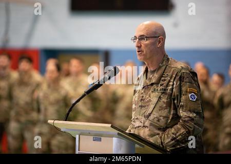 ANSBACH, Deutschland - Generalmajor Robert Burke, Stellvertretender Generalstabschef der Unterstützung, V-Korps, spricht während einer Begrüßungszeremonie in Barton Barracks in Ansbach, Deutschland, an Soldaten des V-Korps und Mitglieder der Stadt Ansbach am Dienstag, den 5. April. Während der Zeremonie entdeckten das Hauptquartier des V-Corps und das Hauptquartier und das Hauptquartier ihre Farben in ihrem provisorischen Zuhause. Die Präsenz des gesamten Hauptquartiers des Victory Corps in Europa vergrößert die USA Die Fähigkeit der Armee Europa und Afrika, Landstreitkräfte in Europa zu befehligen, ist ein starkes Signal an unsere NATO-Verbündeten und -Partner Stockfoto