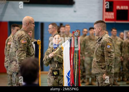 ANSBACH, Deutschland - Generalleutnant Robert Burke, stellvertretender Generalstabschef der Unterstützung, V-Corps, und Sergeant Major Mike Lamkins, Einsatzleiter Major, V-Corps, entfaltet die Farben der Einheit während einer Willkommenszeremonie in Barton Barracks in Ansbach, Deutschland, Dienstag, 5. April. Während der Zeremonie entdeckten das Hauptquartier des V-Corps und das Hauptquartier und das Hauptquartier ihre Farben in ihrem provisorischen Zuhause. Die Präsenz des gesamten Hauptquartiers des Victory Corps in Europa vergrößert die USA Die Fähigkeit der Armee Europa und Afrika, Landstreitkräfte in Europa zu befehligen, sendet eine starke Botschaft an unsere NATO-Verbündeten und Partner Stockfoto