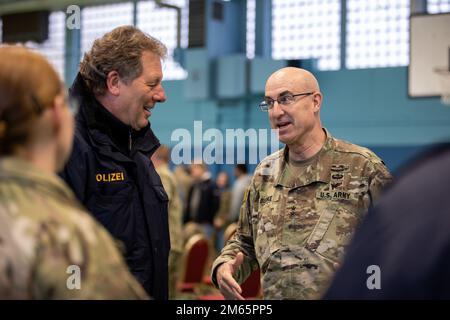 Generalmajor Robert Burke, stellvertretender Generalstabschef der Unterstützung, USA Army V Corps, Gespräche mit Josef Mehringer, Polizeichef Ansbach, vor der Begrüßungszeremonie des Corps in Barton Barracks in Ansbach, Deutschland, Dienstag, 5. April. Während der Zeremonie entdeckten das Hauptquartier des V-Corps und das Hauptquartier und das Hauptquartier ihre Farben in ihrem provisorischen Zuhause. Die Präsenz des gesamten Hauptquartiers des Victory Corps in Europa vergrößert die USA Die Fähigkeit der europäischen Armee und Afrikas, Landstreitkräfte in Europa zu befehligen, sendet unseren NATO-Verbündeten und -Partnern ein starkes Signal, dass die Vereinigten Staaten sich engagieren Stockfoto