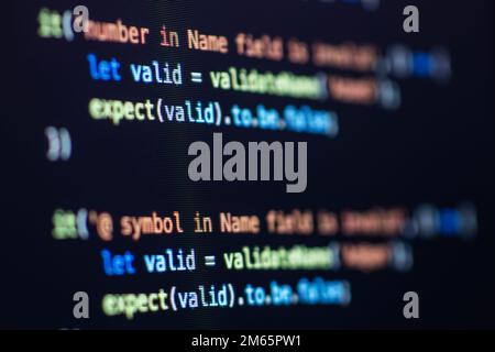JavaScript-Codezeilen in einer Bibliothek für die Websiteanwendung. Skriptsprache in einer Software, die für das Internet und Webinare entwickelt wurde. Schwarzer Hintergrund w Stockfoto