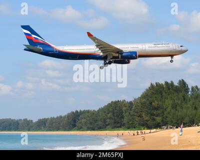 Aeroflot Airbus A330 über Mai Khao Beach. Aeroflot Russian Airlines Airbus A330-300 Flugzeug mit russischer Zulassung RA-73783. Stockfoto