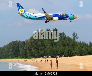 NOK Air Boeing 737-800 Flugzeug fliegt über Mai Khao Beach in der Nähe des Flughafens Phuket. Flugzeug 737 von NokAir Thailand (NOK Air Thailand). Stockfoto