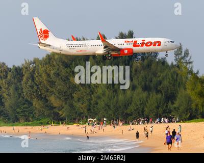 Thai Lion Air Boeing 737 Flugzeug über Mai Khao Beach. Flugzeug 737-900ER von Thai LionAir über Phuket Airport Beach. Flugzeug über dem Mai Khao Strand. Stockfoto