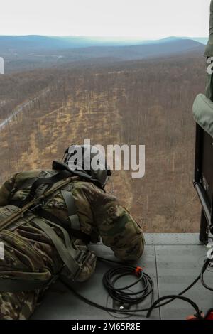 Sgt. 1. Class Kyle Moyer, ein UH-60m Black Hawk Helikopter Crew Chief und ein Lehrer am Eastern Army National Guard Aviation Training Site (EAATS), führt den vollen Wassereimer während des Trainings am 5. April in Fort Indiantown Gap. Diese gemeinsame Schulung der EAATS und der Feuerwehrleute für Naturschutz verbessert ihre Fähigkeit, Wassereimer als Ressource für Waldbrände oder vorgeschriebene Verbrennungen zu verwenden. Stockfoto