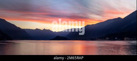 Dramatischer Sonnenuntergang über dem Panoramablick auf den Comer See Stockfoto