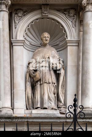 Ein vertikales Bild einer Statue von John Henry Cardinal Newman vor dem Brompton Oratory in London, Großbritannien Stockfoto