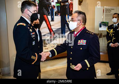 USA Armeekollege Michael Binetti, Stabschef des Nationalfriedhofs Arlington (ANC), präsentiert General Yoshida Yoshihide, Stabschef der japanischen Selbstverteidigungseinheit, mit einer ANC-Kommandomünze im Ausstellungsraum des Memorial Amphitheater auf dem Nationalfriedhof Arlington, Arlington, Virginia, am 5. April 2022. Während seines Besuchs nahm Yoshida an einer Kranzzeremonie der Armee mit vollen Auszeichnungen am Grab des unbekannten Soldaten Teil. Stockfoto