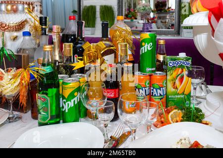 Viele alkoholische und alkoholfreie Getränke auf dem Festtisch. Stockfoto