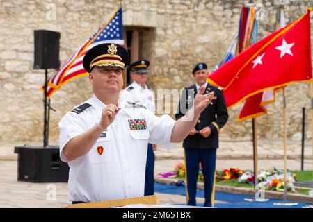 USA Armeevorsteher 4 Jared Delaney, Befehlshaber und Bandmaster der "Fort Sam's Own" 323d Army Band, führt am 5. April 2022 eine Aufführung für den Army Day im Alamo in der Innenstadt von San Antonio, Texas, durch. Der Army Day im Alamo ehrt die Kultur der Armeebefehle, die die Joint Base San Antonio und die umliegenden Gebiete unterstützen. Joint Base San Antonio würdigt die langjährige Partnerschaft zwischen dem US-Militär und San Antonio bei den jährlichen Fiesta-Veranstaltungen, die der Unabhängigkeit von Texas nach der Schlacht von San Jacinto und The Alamo gedenken. Stockfoto