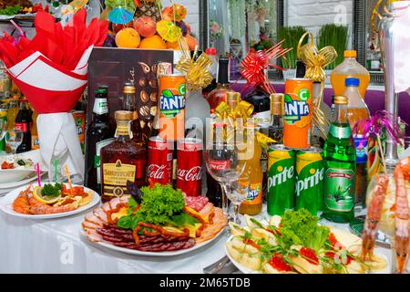 Viele alkoholische und alkoholfreie Getränke auf dem Festtisch. Eine Auswahl an alkoholischen Getränken auf dem Banketttisch. Stockfoto