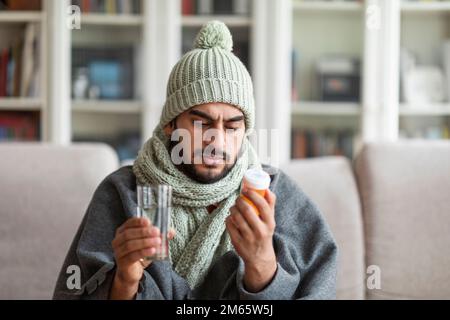 Kranker Mann, der mit einem Lese-Aufkleber auf dem Medizingefäß bedeckt ist Stockfoto