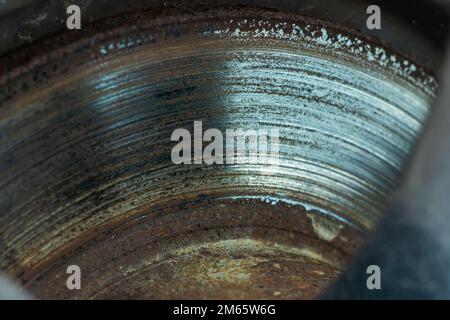 Alte, rostige Bremsscheiben in schlechtem Zustand. Stockfoto