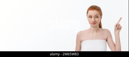 Portrait der kaukasischen cute in Sorge und Schock, Zeigefinger beiseite, auf weißem Hintergrund. Stockfoto