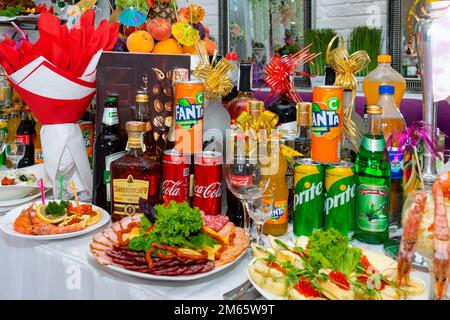 Viele alkoholische und alkoholfreie Getränke auf dem Festtisch. Eine Auswahl an alkoholischen Getränken auf dem Banketttisch. Stockfoto