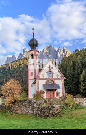 Kirche San Giovanni in Ranui im Val di Funes Stockfoto