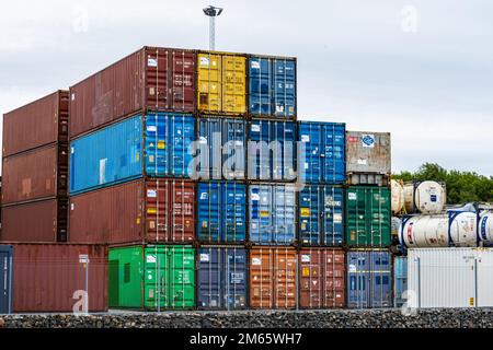 Göteborg, Schweden - Juli 24 2022: Bunte Stapel von Versandcontainern Stockfoto