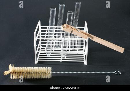 Für chemische Tests benötigen Sie Artikel wie Reagenzglasgestell, Reagenzglasbürste, Reagenzglashalter und Reagenzglashalter Stockfoto