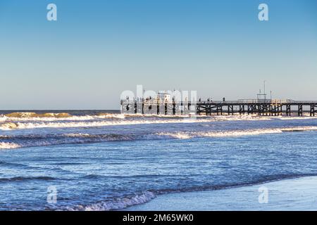 LA LUCILA DEL MAR, BUENOS AIRES, ARGENTINIEN - 12. JANUAR 2022: Blick auf den berühmten Angelpier. Sommertag im Januar Urlaub. Stockfoto