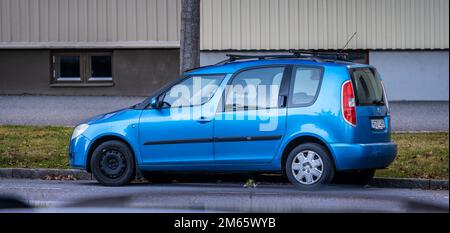 Göteborg, Schweden - Oktober 03 2022: Blaues Skoda Roomster parkt an einer Straße Stockfoto