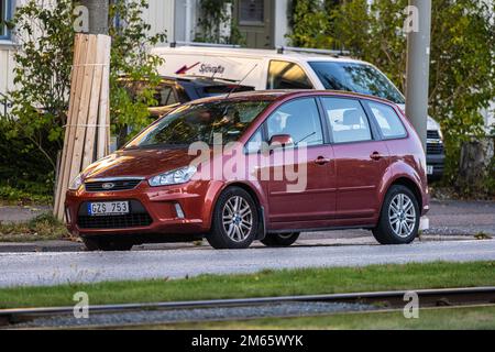 Göteborg, Schweden - 03 2022. Oktober: Dunkelroter Ford C-max, der von einer Straße versenkt wird Stockfoto