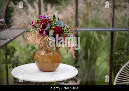 Blumenstrauß in der Vase im Freien Stockfoto