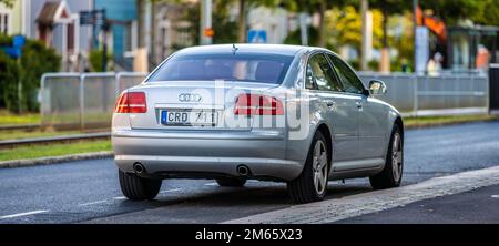 Göteborg, Schweden - Oktober 03 2022: Silberner Audi 2009 A8 an einer Straße geparkt Stockfoto