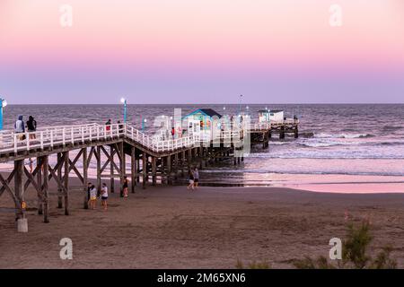 LA LUCILA DEL MAR, BUENOS AIRES, ARGENTINIEN - 12. JANUAR 2022: Blick auf den berühmten Angelpier bei Sonnenuntergang. Sommertag im Januar Urlaub. Stockfoto