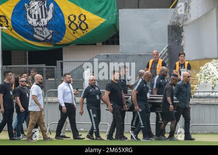 Santos, Brasilien. 02. Januar 2023. Beerdigung des ehemaligen Spielers Edson Arantes do Nascimento, Pelé, geboren am 23. Oktober 1940 und gestorben am 29. Dezember 2022 im Alter von 82 Jahren. Die Totenwache findet im Zentrum des Rasens von Vila Belmiro, Stadion Santos Futebol Clube, in der Stadt Santos, SP, statt. (Foto: Mauricio Rummens/Brazil Photo Press) Kredit: Brazil Photo Press/Alamy Live News Stockfoto