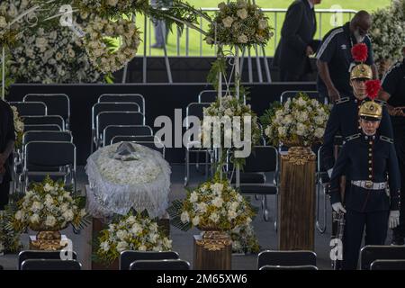Santos, Brasilien. 02. Januar 2023. Beerdigung des ehemaligen Spielers Edson Arantes do Nascimento, Pelé, geboren am 23. Oktober 1940 und gestorben am 29. Dezember 2022 im Alter von 82 Jahren. Die Totenwache findet im Zentrum des Rasens von Vila Belmiro, Stadion Santos Futebol Clube, in der Stadt Santos, SP, statt. (Foto: Mauricio Rummens/Brazil Photo Press) Kredit: Brazil Photo Press/Alamy Live News Stockfoto