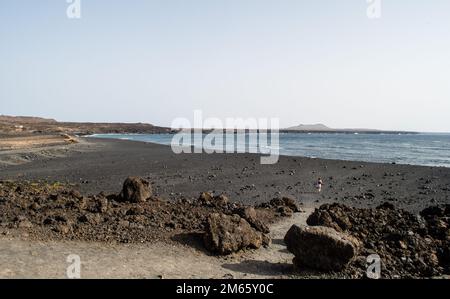 Der Kontrast zwischen der smaragdfarbenen Lagune und den schwarzen Körnern des Strandes ist so erstaunlich. Der schwarze Strand von Lanzarote, Kanarische Inseln Stockfoto