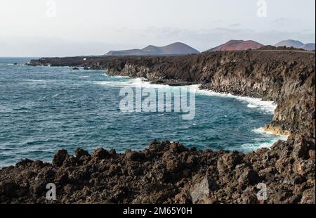 Der Kontrast zwischen der smaragdfarbenen Lagune und den schwarzen Körnern des Strandes ist so erstaunlich. Der schwarze Strand von Lanzarote, Kanarische Inseln Stockfoto